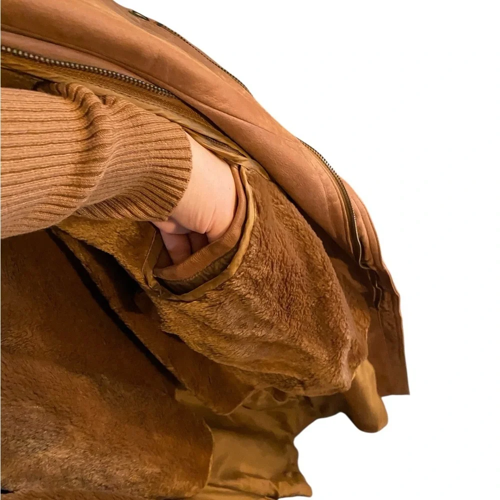 Vintage American Style Brown Leather Belted Trench Coat
Mountain life old money - Picture 7 of 14